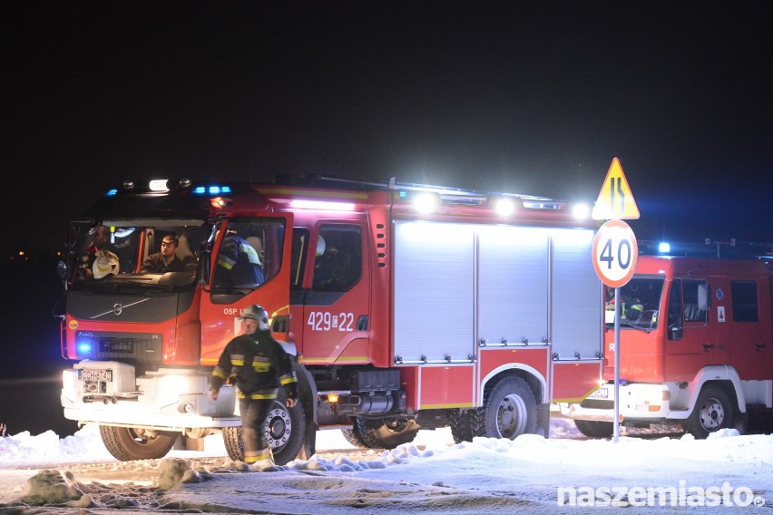 Bus wjechał pod pociąg relacji Grudziądz-Toruń. Jedna osoba nie żyje [wideo, zdjęcia]