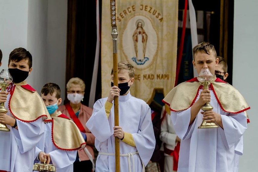 Największa w Wałbrzychu procesja Bożego Ciała przeszła przez Podzamcze (ZDJĘCIA i FILM)