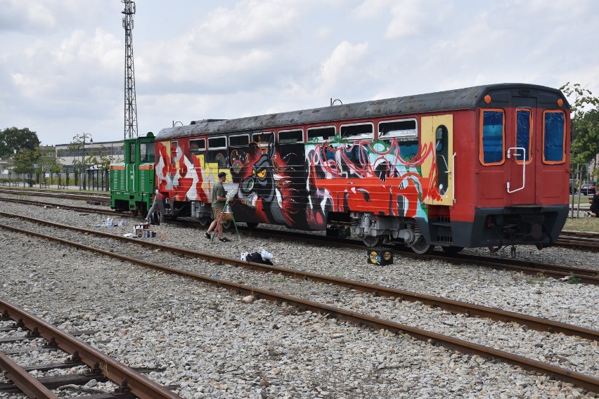 Graffiti na pociągu i to na legalu! To prawdziwa sztuka na...
