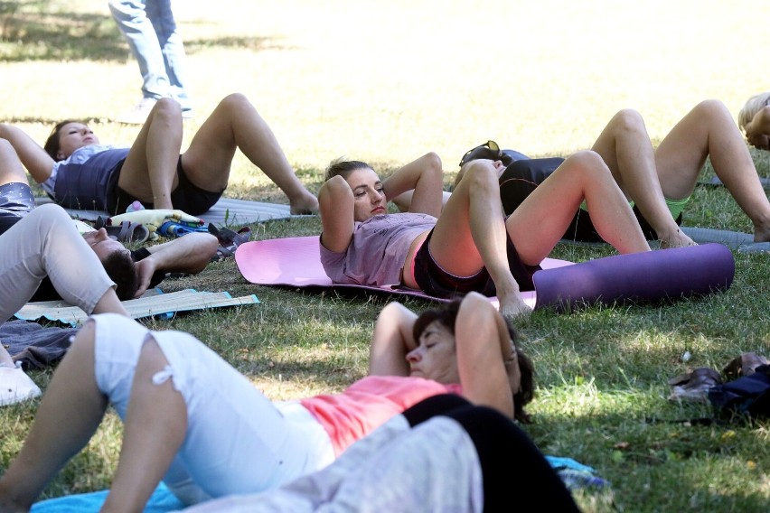 „Sztuka kultur(y)”. Spotkanie z jogą w legnickim parku, zobaczcie zdjęcia