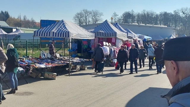 Sporo osób wybrało się na targ w Ostrowcu Świętokrzyskim. W czwartek, 13 kwietnia więcej jednak było osób oglądających niż kupujących.
