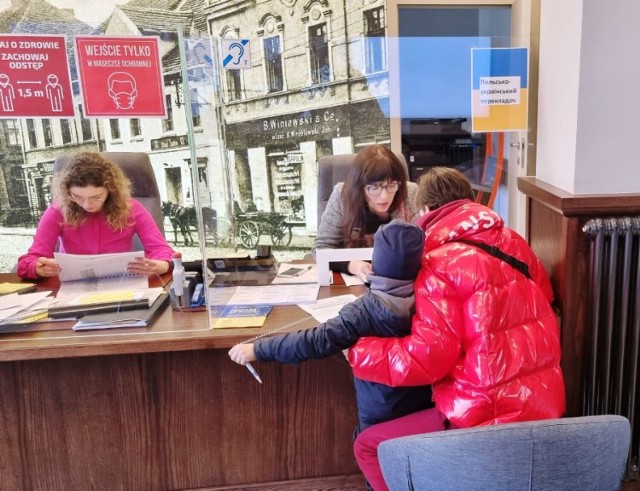 Pleszew. Uchodźcy z Pleszewa otrzymują numer PESEL. Kolejek nie ma! Ukraińcy mogą liczyć na pomoc Oksany