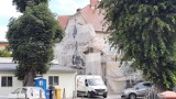 Trwa remont budynku Powiatowego Urzędu Pracy w Międzyrzeczu. Ukazały się na nim zabytkowe napisy