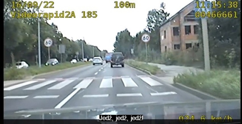 Bielsko-Biała: Policjanci chcieli wymusić wykroczenie? FILMIK! Podobno hamowali przed przejściem, żeby ukarać kierowcę! Policja się tłumaczy