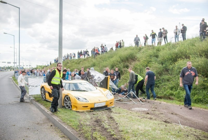 Wypadek na Gran Turismo w Poznaniu. Poszkodowani nadal w szpitalu im. Strusia