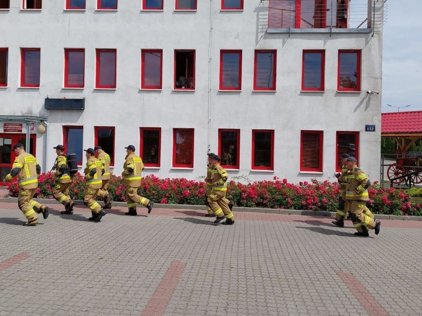 Inowrocław - Strażacy z Inowrocławia i pracownicy KP PSP Inowrocław przebiegli 30 km na 30-lecie Państwowej Straży Pożarnej [zdjęcia]