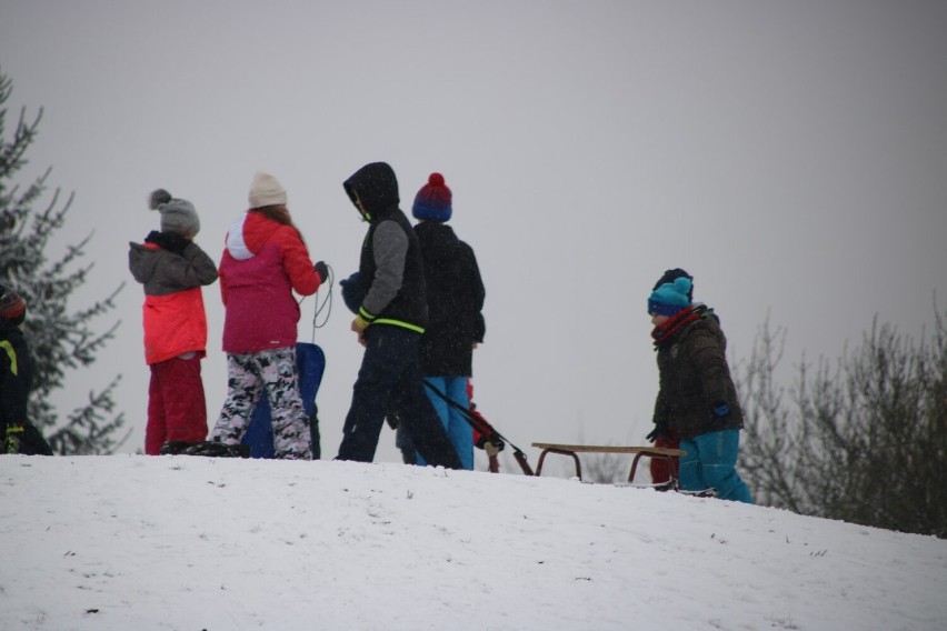 W Złotowie trwa zimowe, śnieżne szaleństwo. Górka w Parku Słonecznym jest oblegana przez amatorów zimowych zabaw