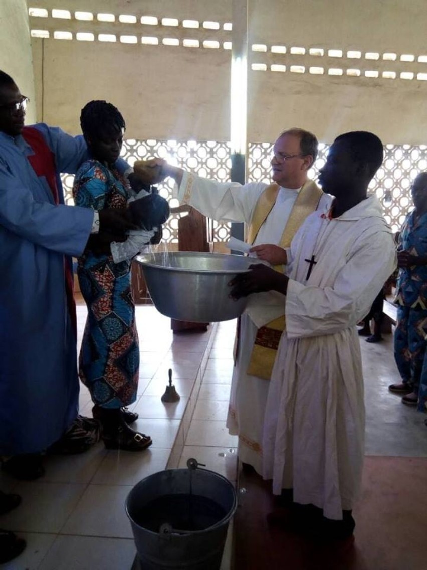 Nasz misjonarz w kraju z choinką z bananów i batatów