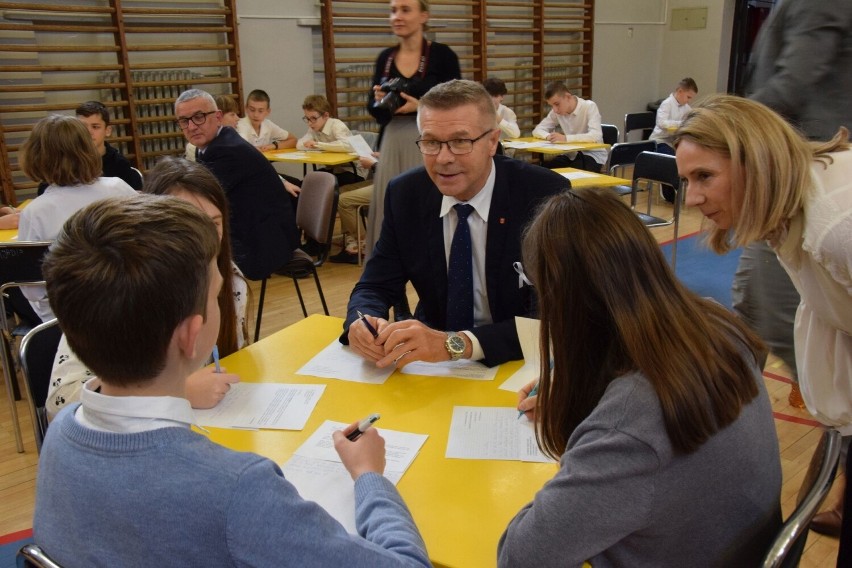 Uczniowie Szkoły Podstawowej numer 12 imienia Bohaterów Westerplatte w Kielcach apelują o uwolnienie z więzień niewinnie skazanych