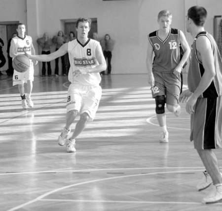 Koszykarze Big Stara (białe stroje) sprawdzą posezonową formę w Goczałkowicach.