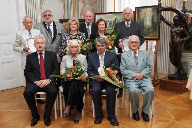 Odznaczeni i osoby towarzyszące (siedzą od lewej: S. Sękala, A. Smogór, E. Orłow, B. Ciepiela; stoją od lewej odznaczeni: Romuald Wójcik, Andrzej Lazar, Anna Sitko-Ponczek - odebrała odznaczenie w imieniu męża, Henryk Bebak - odebrał odznaczenie w imieniu Teresy Szaflik), Maria Golanka, Stanisław Góra