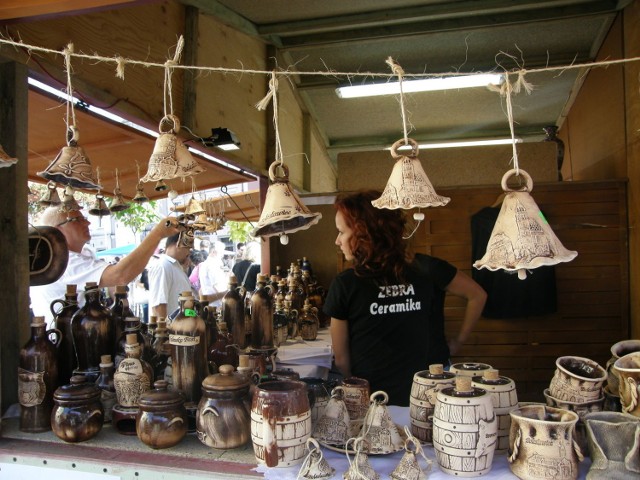 Bolesławiecki rynek zamienił się w wielki ceramiczny bazar. Fot. Mariusz Witkowski