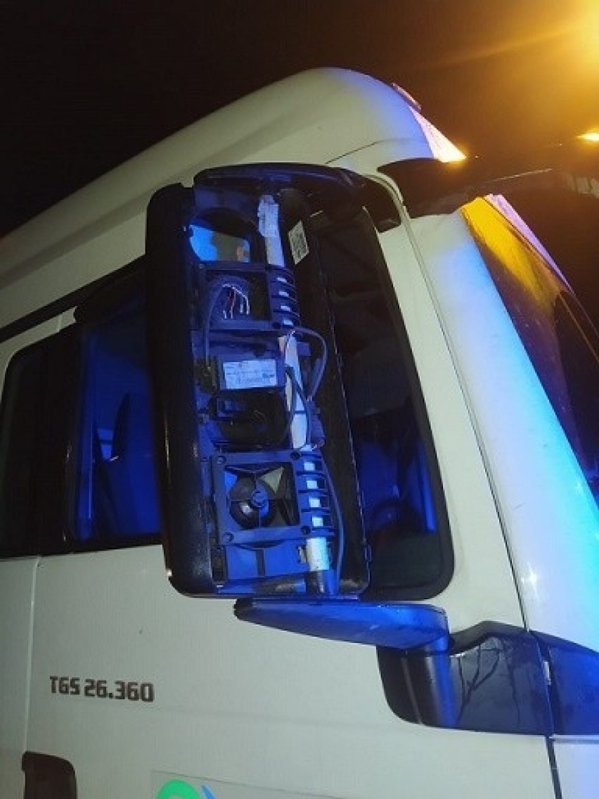 Powiat bialski. Kierowca ciężarówki uszkodził dwie latarnie. Miał 2,3 promila alkoholu w organizmie