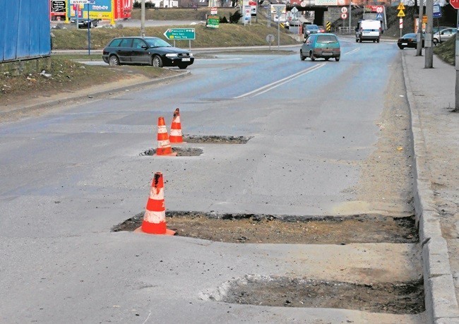 Dziury w drogach po zimie. Kierowcy zgłaszają się po odszkodowania [ZDJĘCIA]