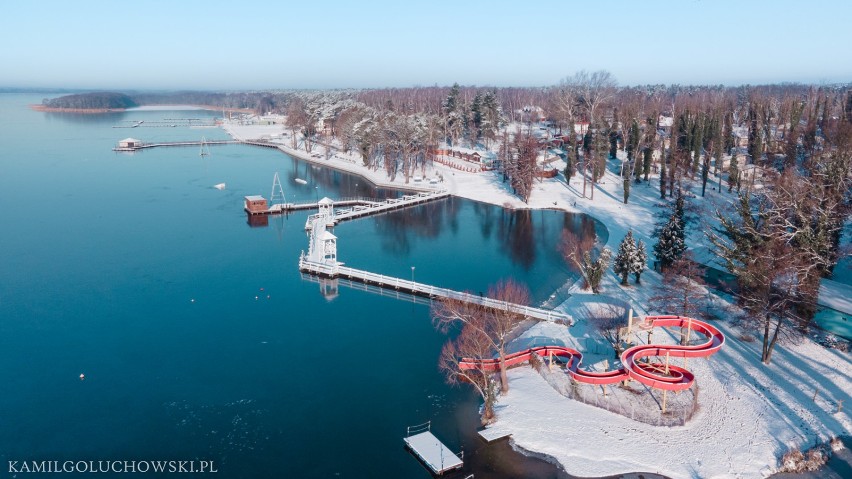 Jezioro Sławskie z lotu ptaka w zimowej szacie. Piękne zdjęcia Kamila Gołuchowskiego