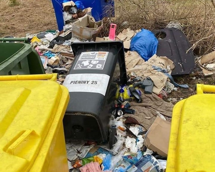 Łódź: horror na osiedlu Stoki. Pożar pojemników na odpady. Nocne libacje alkoholowe we wraku przyczepy..- Ręce opadają... To już przesada..