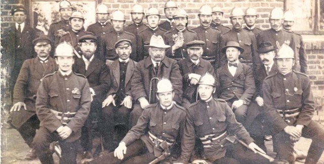 Założyciele Ochotniczej  Straży Pożarnej w Woźnikach. Jednostka powstała około 1905 roku, a jej pierwszą siedzibą był dwór dziedzica Moraczewskiego. Na wyposażeniu miała wóz konny i sikawkę