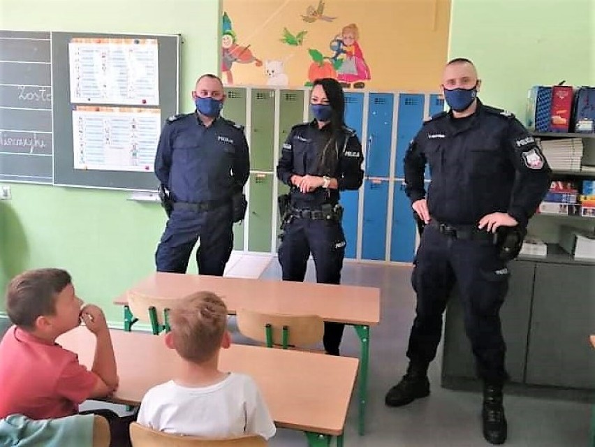 Dni Bezpieczeństwa Ruchu Drogowego. Policjanci z Żar spotkali się z kierowcami i uczniami w szkołach