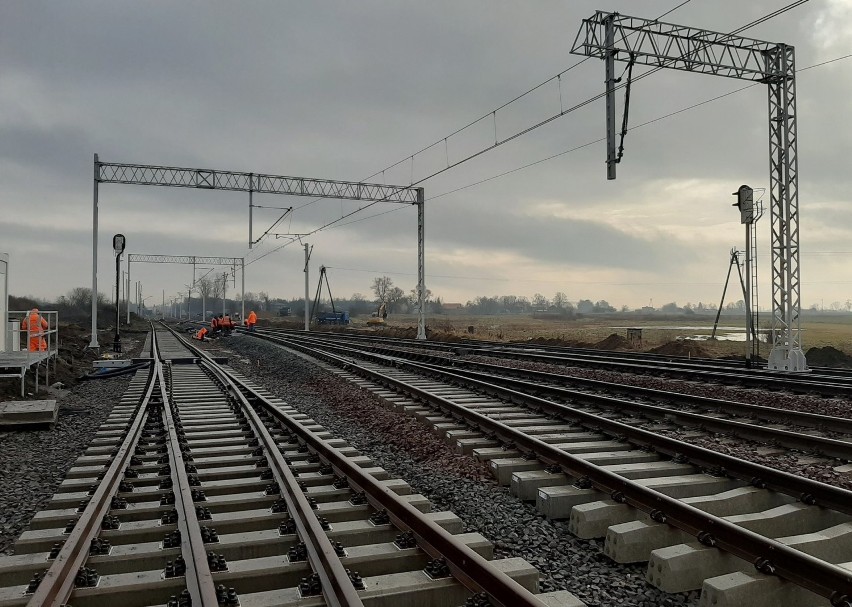 Na całej trasie z Łodzi do Kutna torowisko wymieniane jest...