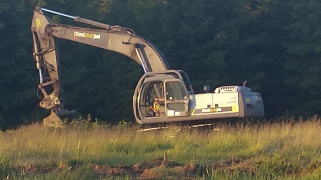 Księżycowy krajobraz na górze Prusów. Miłośnicy przyrody uważają, że z powodu rekultywacji zniszczony został piękny teren. Jego właściciel twierdzi, że ma obowiązek utrzymania porządku