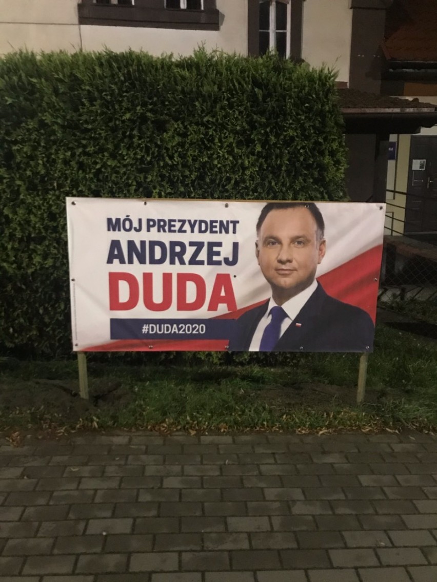 Nowy baner przy komisariacie, który pojawił się w piątek 10...