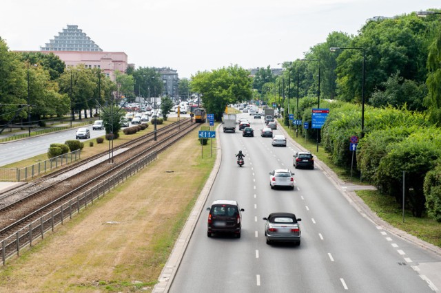 Skrzyżowanie przy Polu Mokotowskim będzie bezpieczniejsze. Drogowcy zbudują windy, nowe przejścia dla pieszych i ścieżki rowerowe