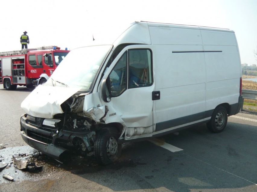 Wypadek w Bytomiu: Czołowe zderzenie osobówki z samochodem...