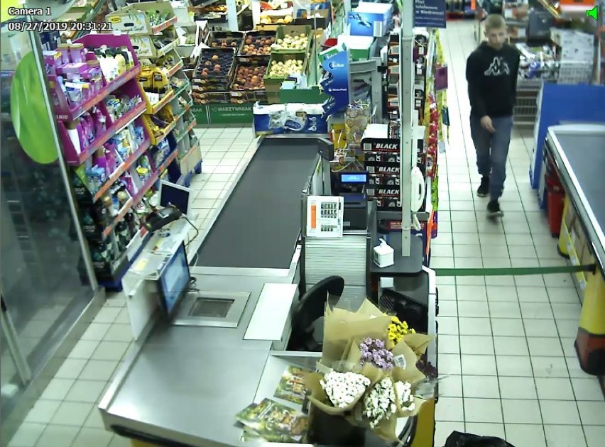 Policja poszukuje sprawców kradzieży w markecie w Opocznie [ZDJĘCIA]