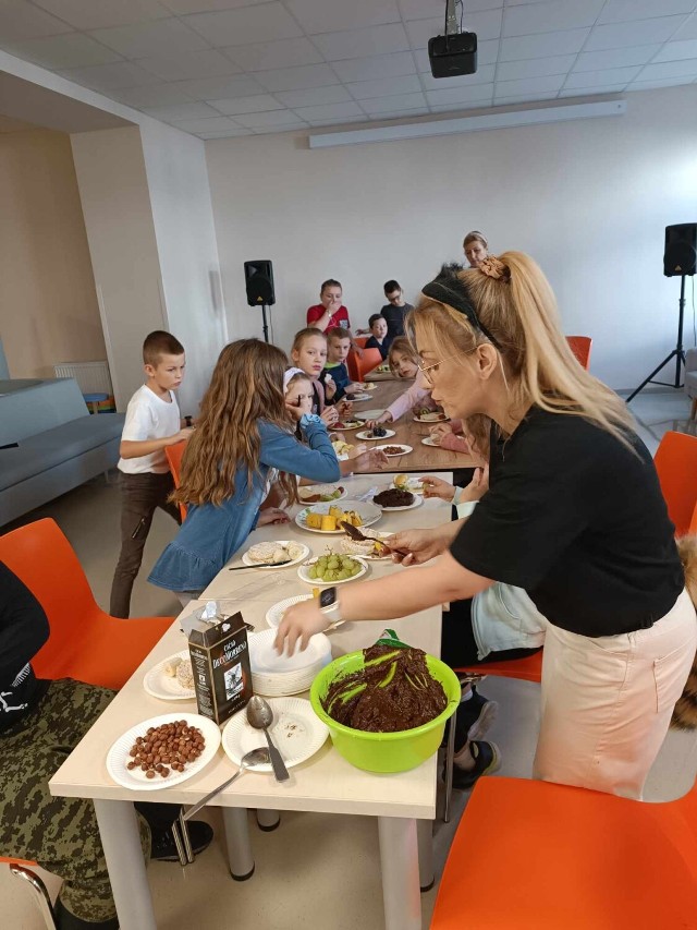Marzena Żurek, dietetyczka i autorka książek o kocie Tobim poprowadziła warsztaty literacko kulinarne dla  dzieci w bibliotece miejskiej w Zduńskiej Woli