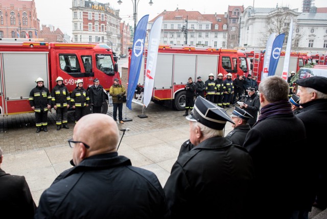 Toruń. Oficjalne przekazanie wozów strażakom