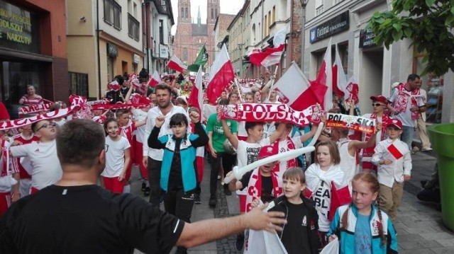 Polacy, jesteśmy z Wami! Zdjęcia do teledysku kręcono m.in. w Rybniku i Gaszowicach (powiat rybnicki)

Zobacz kolejne zdjęcia. Przesuwaj zdjęcia w prawo - naciśnij strzałkę lub przycisk NASTĘPNE