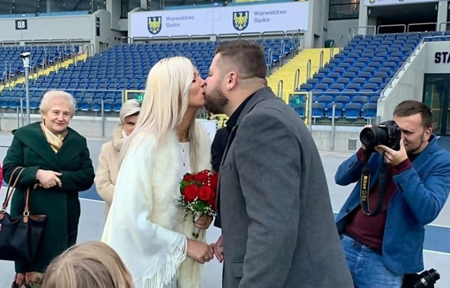 Paweł Fajdek i Sandra Cichocka wzięli ślub na Stadionie Śląskim w Chorzowie


Zobacz kolejne zdjęcia. Przesuwaj zdjęcia w prawo - naciśnij strzałkę lub przycisk NASTĘPNE