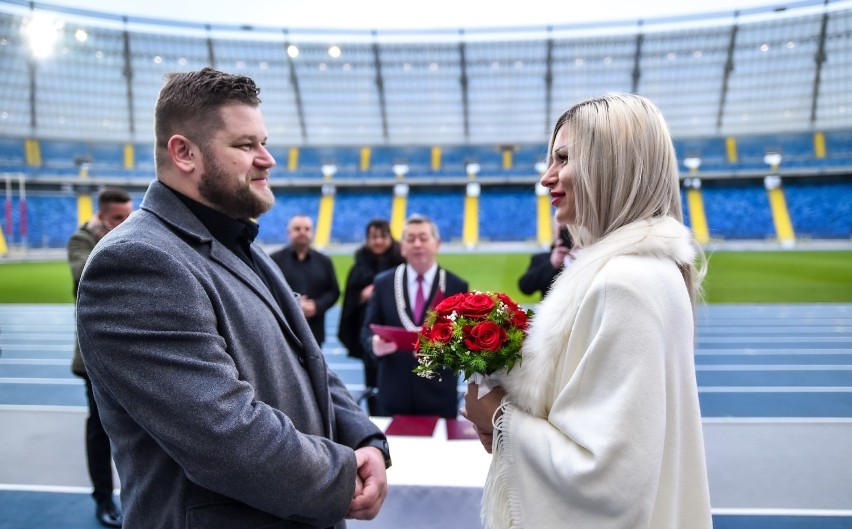 Paweł Fajdek i Sandra Cichocka wzięli ślub na Stadionie...