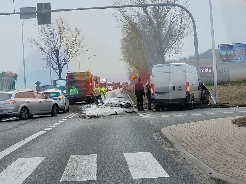 Dwa wypadki, jeden po drugim na DK8 w Braszowicach