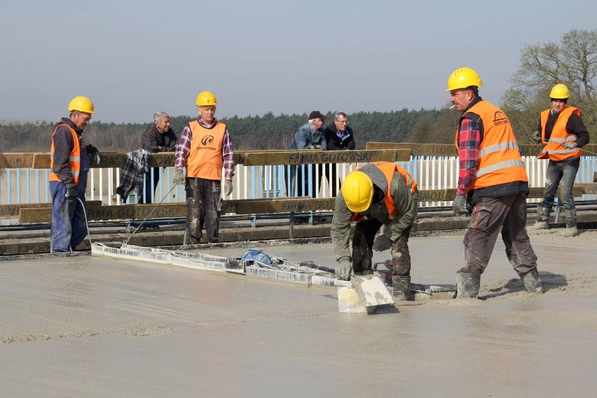 Trwa budowa nowego mostu w Międzychodzie (12 kwietnia...