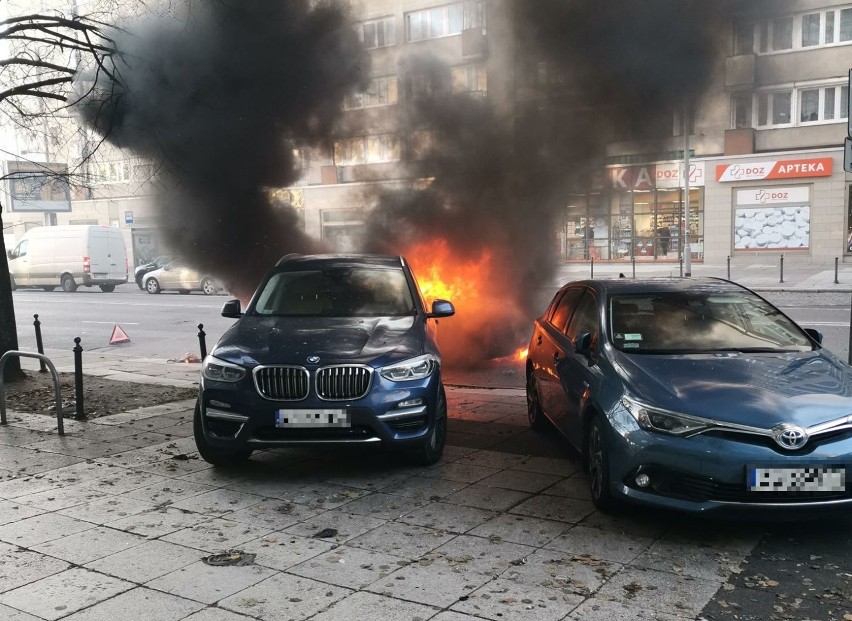 Samochód osobowy spłonął na Wojska Polskiego w Szczecinie [WIDEO, ZDJĘCIA]