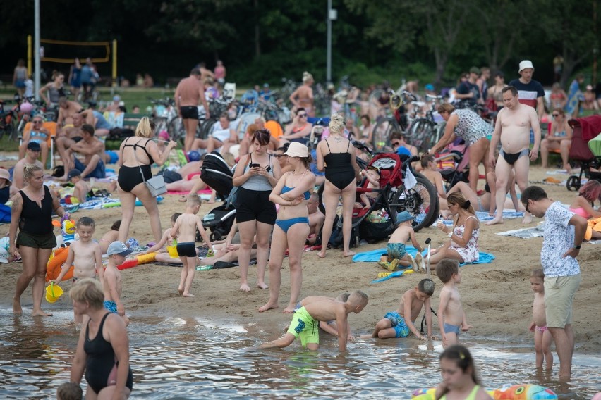 Upalna pogoda sprzyja wypoczynkowi na świeżym powietrzu oraz...