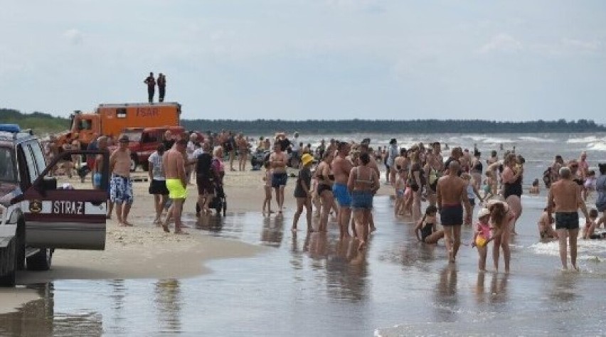 O krok od tragedii. W Piaskach dwie osoby oddaliły się od brzegu i zaczęło wciągać je morze!
