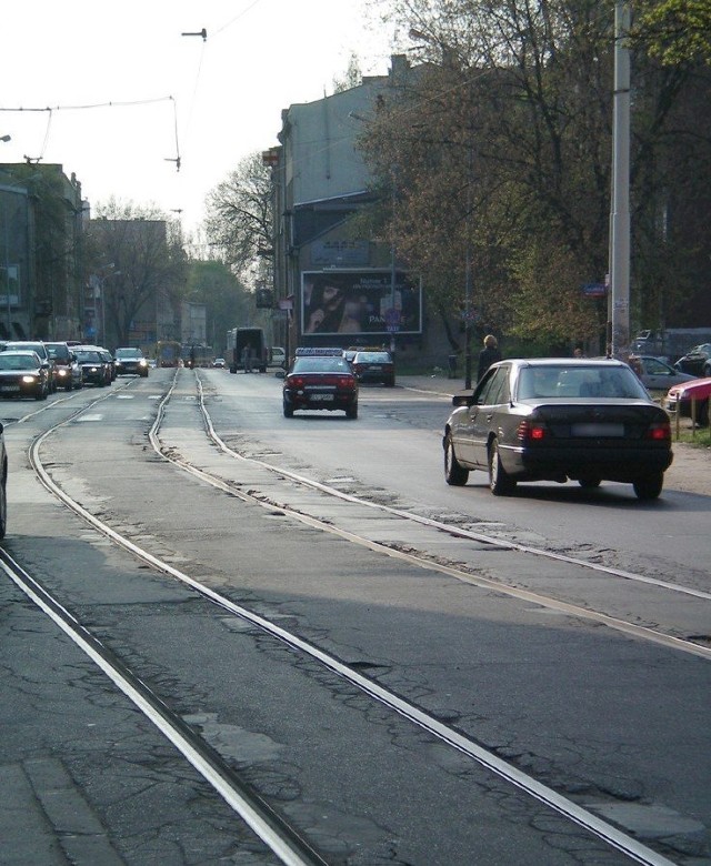 Komunikacyjny krajobraz na ulicy Limanowskiego między Zachodnią a Klonową.