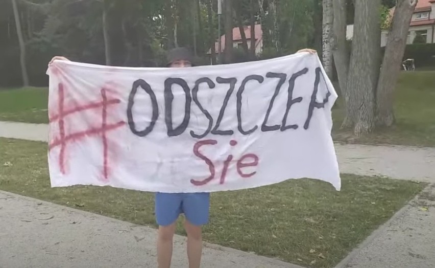 Gdyński szczepibus na Bulwarze Nadmorskim zaatakowali antyszczepionkowcy! "Dlaczego wstrzykujecie sobie truciznę?"