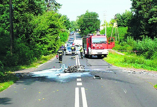 W sobotę na ul. Jana Pawła II audi wymusiło pierwszeństwo na motorowerze, który doszczętnie spłonął