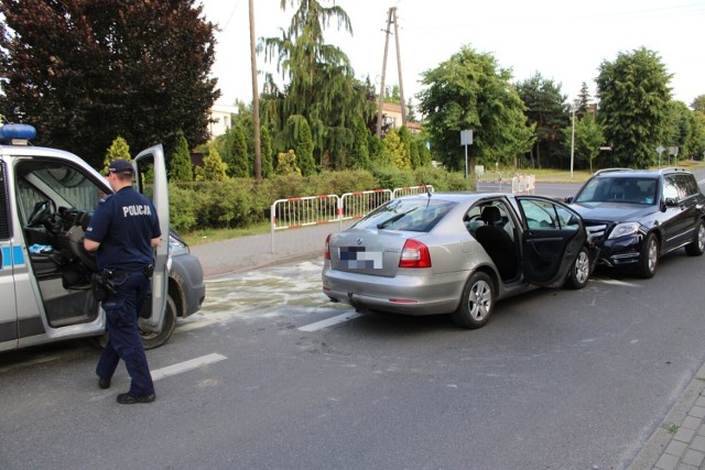 Dwa samochody osobowe zderzyły się czołowo na ul. Joanny Żubr w Wieluniu w rejonie skrzyżowania z Wiśniową. Do kraksy doszło w niedzielę 25 czerwca po godz. 19. Doprowadził do niej 65-letni kierowca mercedesa, który był pod wpływem alkoholu.