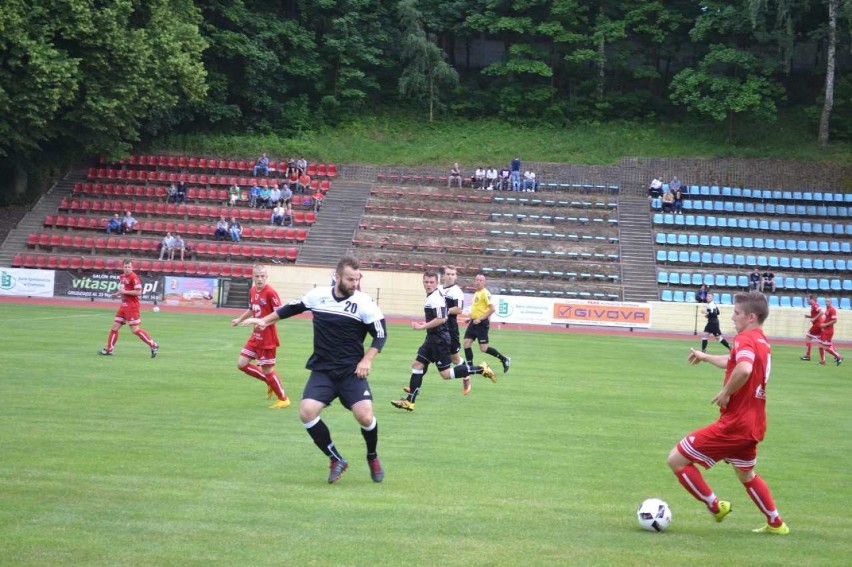 Wysoka wygrana Kujawianki Izbica w Chełmnie z Chełminianką 5:1. Do awansu zabrakło tylko punktu. 