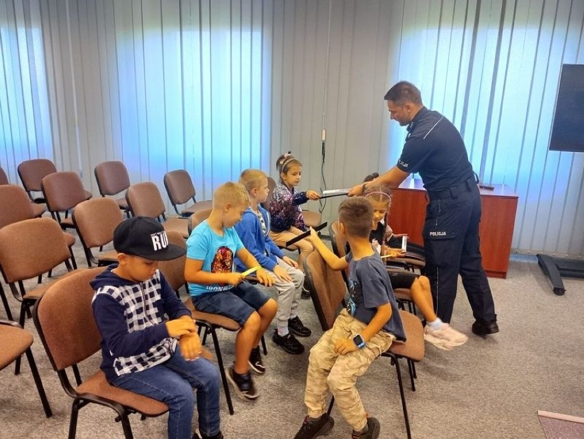 Dzieci podczas zwiedzania komendy w Starachowicach, Więcej...