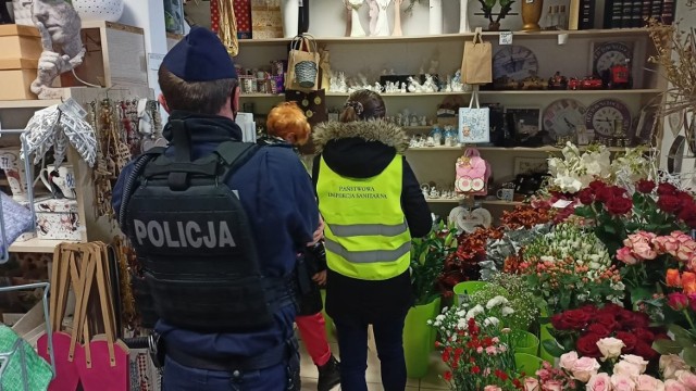 Podczas piątkowej akcji w podbydgoskim Osielsku, policjanci i pracownicy Sanepidu skontrolowali 16 obiektów handlowych.