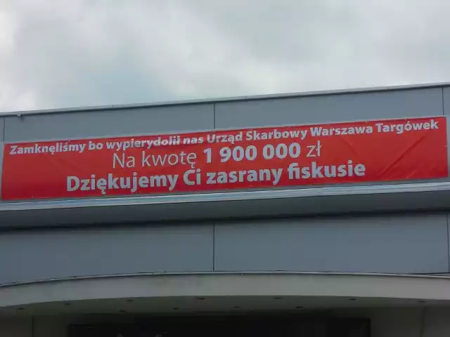 Zamojska prokuratura umorzyła postępowania w sprawie wulgarnych banerów jakie wisiały w maju i czerwcu na byłym salonie fiata w Zamości