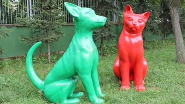Figury kota i psa na 50. rocznice powstania poznańskiego Schroniska