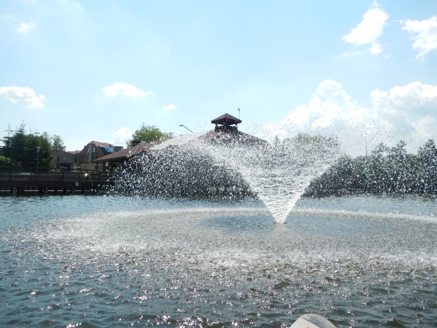 Gdy robi się ciepło, fontanna na Jeziorze Sępoleńskim daje...