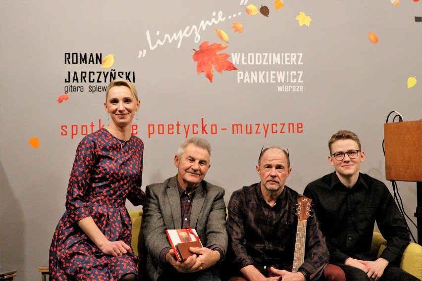 Wieczór z wierszami Włodzimierza Pankiewicza i gitarą Romana Jarczyńskiego w Miejskiej Bibliotece Publicznej w Złotowie