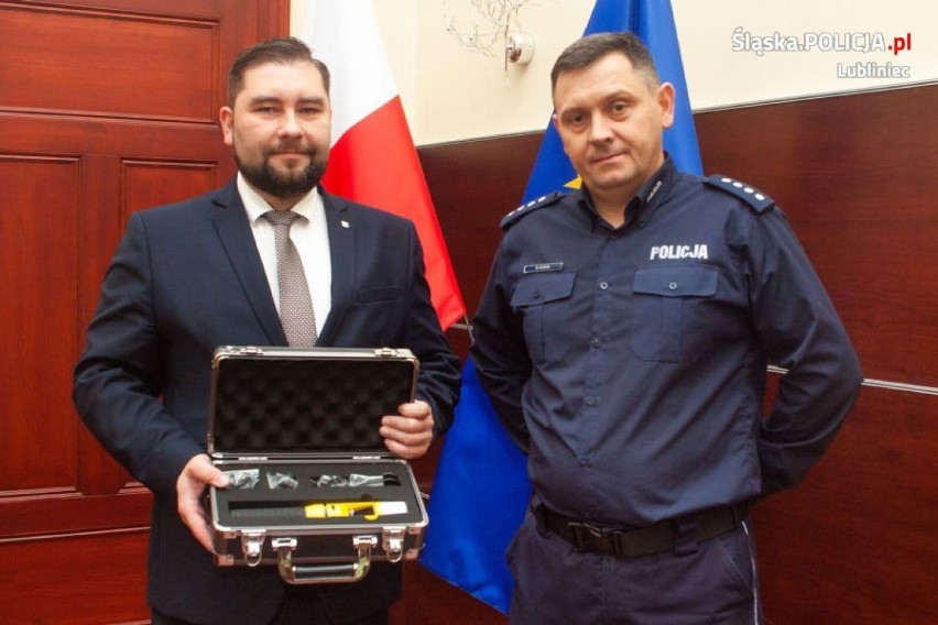Policjanci z Woźnik dostali nowoczesny alkomat przesiewowy